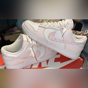 Pink/white Nike dunks.